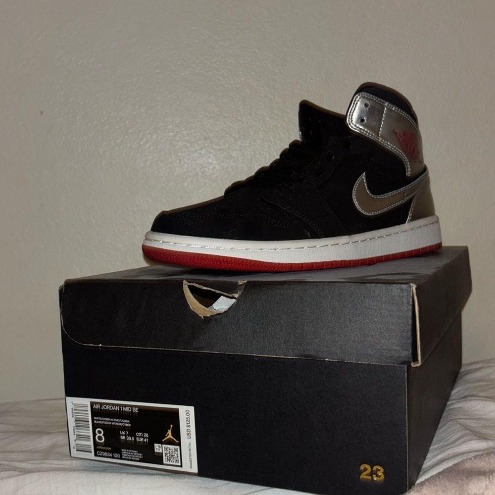 Air Jordan 1 Mid SE